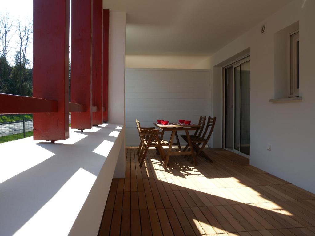 昂代HENDAYE- T2 3*-Wifi-350m plage-terrasse-garage的阳台的用餐室配有桌椅