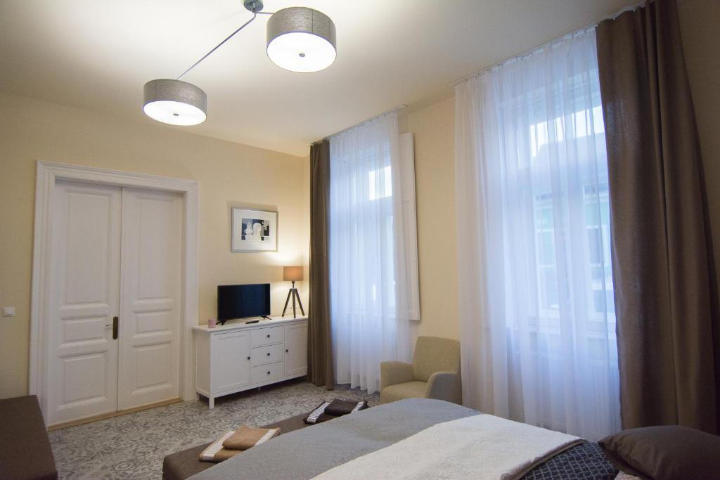 埃格尔Zora Apartman的一间卧室配有一张床、一个窗口和一张书桌