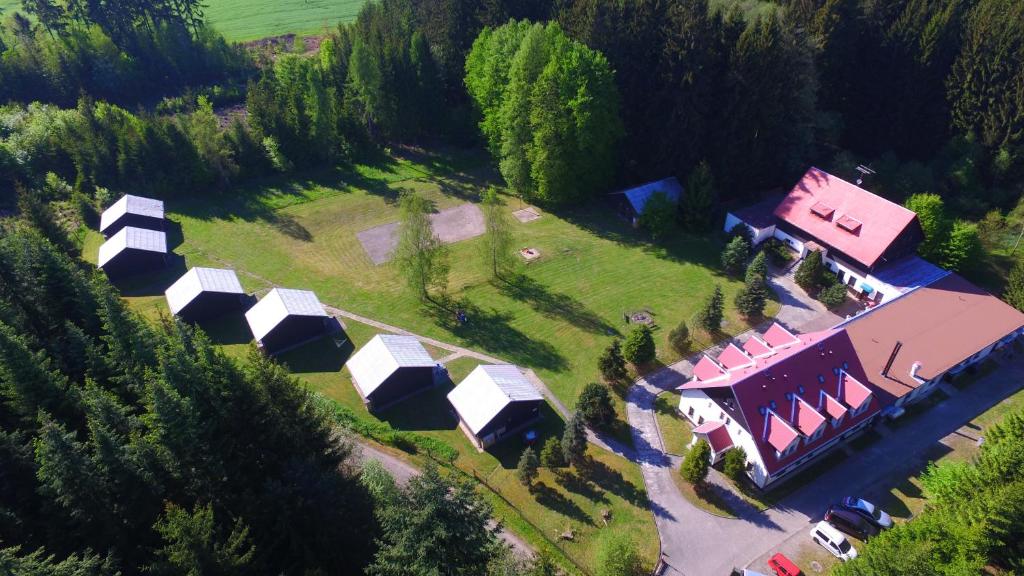 FrantiškovResort Blatnice的享有粉红色屋顶房屋的空中景致