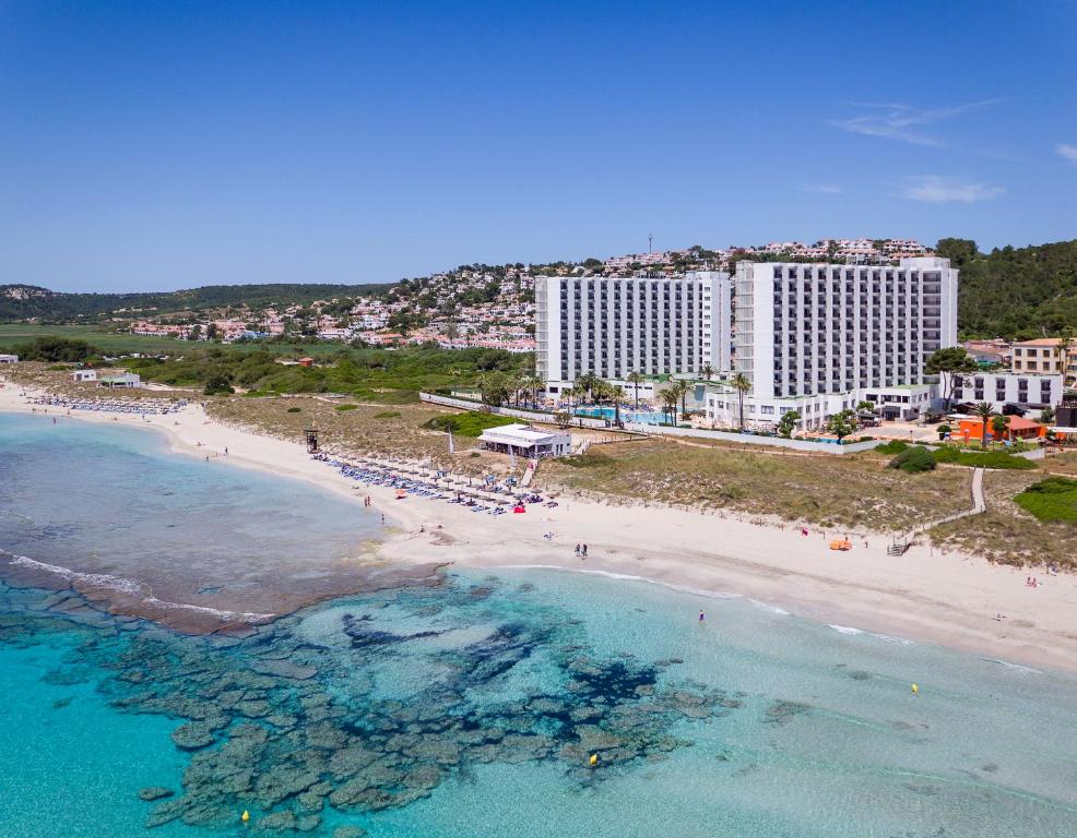 苏昂博索尔米兰企鹅酒店的享有海滩的空中景色,酒店和大海