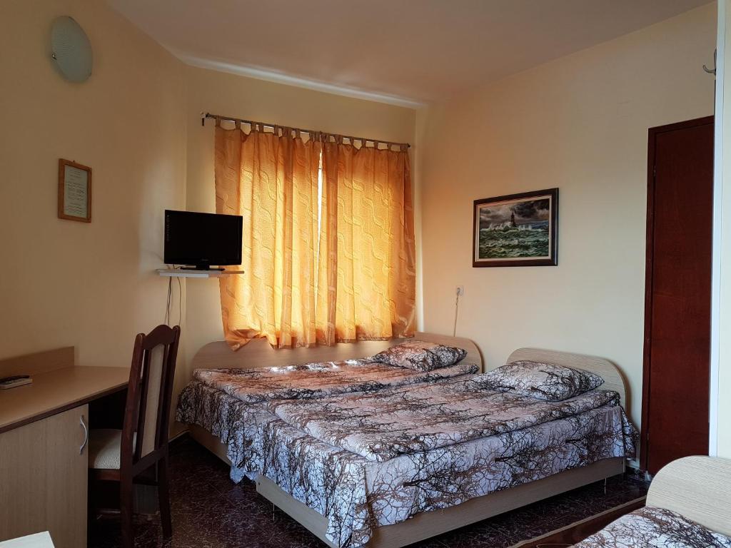 Lyubimets梦幻酒店的一间卧室设有两张床和窗户。