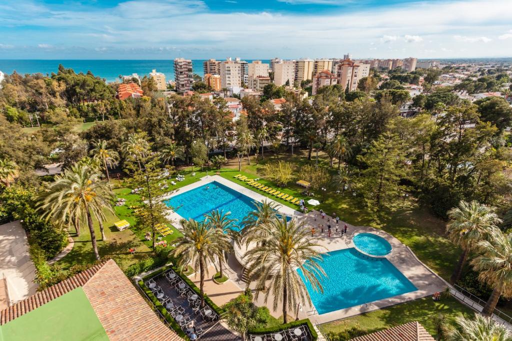 贝尼卡西姆Intelier Orange的享有棕榈树游泳池和大海的顶部景致