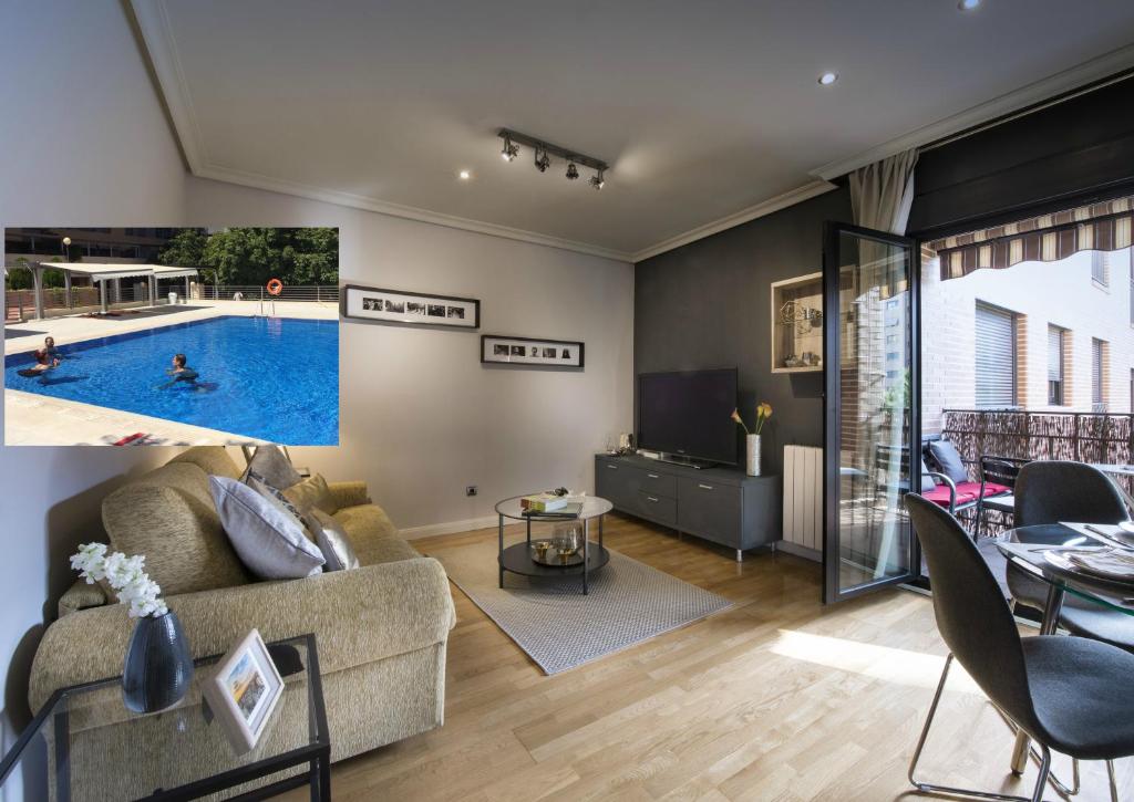 马德里市中心尊贵豪华公寓的带沙发和游泳池的客厅
