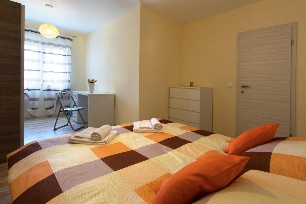 普拉Apartment Valmas的一间卧室配有一张带两个枕头的床