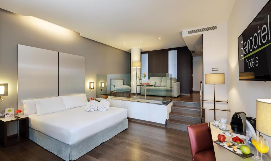 毕尔巴鄂库里森斯考特尔酒店的酒店客房设有床和客厅。