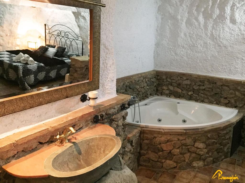 Cuevas del CampoAlojamientos Cuevas Pinomojon的浴室配有盥洗盆和浴缸。