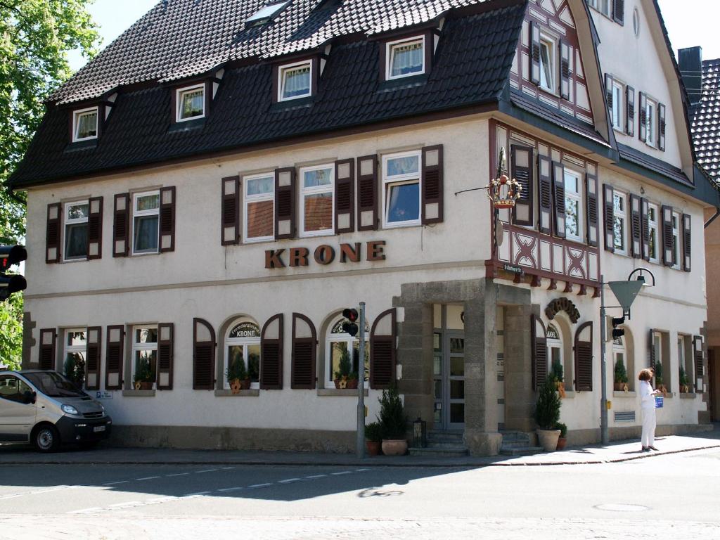 Oberstenfeld欧莱可酒店的站在k家屋前的妇女