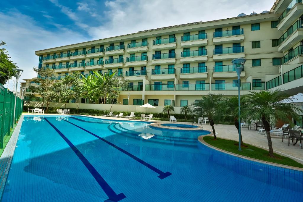 巴西利亚巴西利亚品质套房酒店的酒店前的游泳池