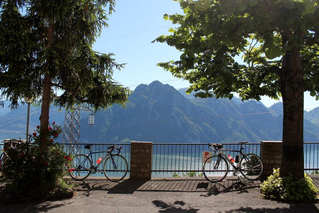 里瓦迪索尔托波焦多乐酒店的两辆自行车停在一个山 ⁇ 后面
