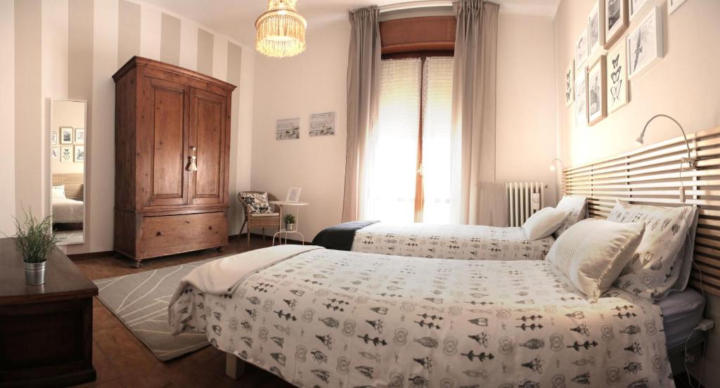 佩萨罗Goga&Romeo的一间带两张床和梳妆台的卧室