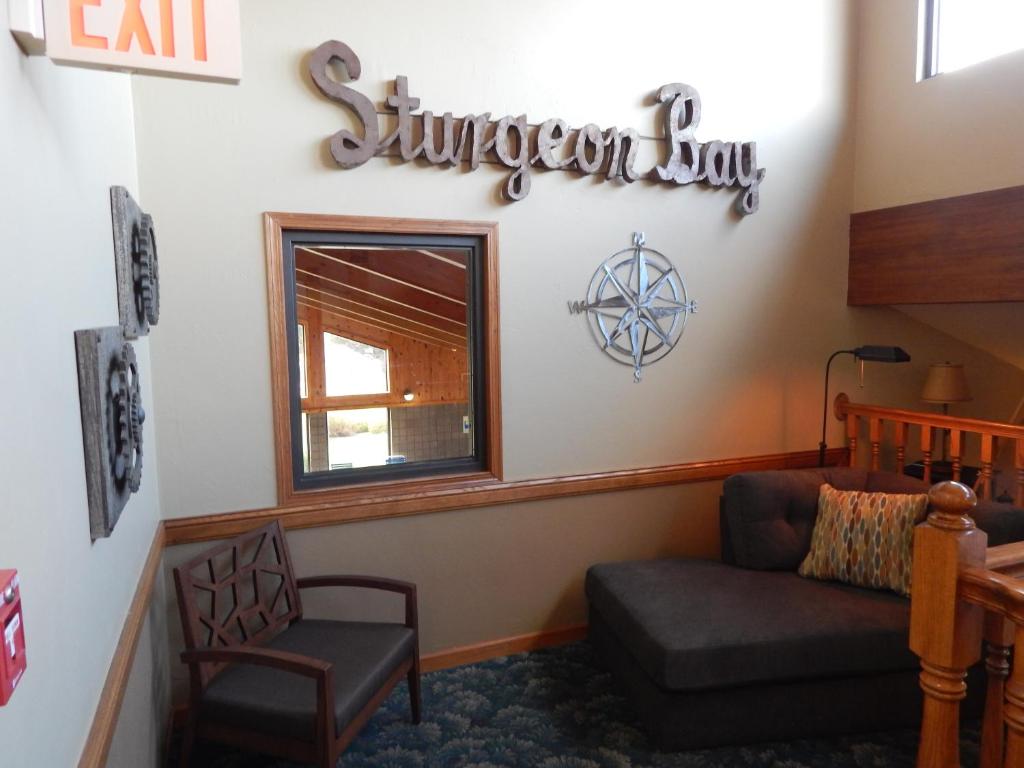 斯特金贝斯特金湾阿美瑞辛酒店的客厅配有沙发和墙上的标志