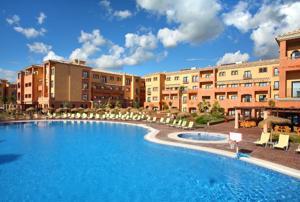 蓬塔翁布里亚巴瑟罗蓬塔翁布里亚海滩度假酒店的一座大型游泳池,位于部分建筑前