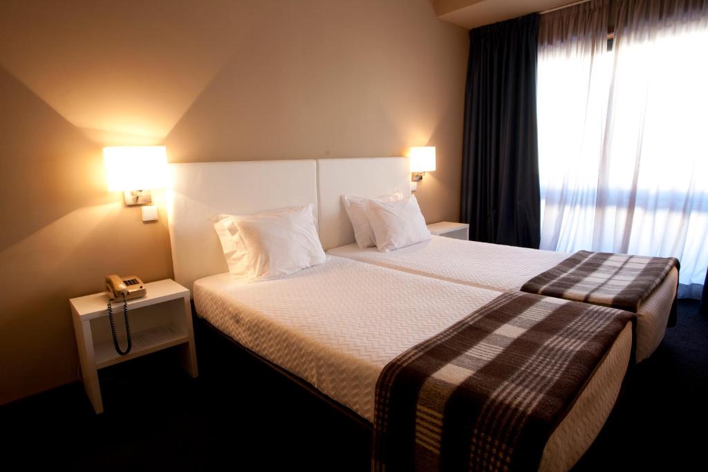 波尔图波尔图安塔斯酒店的酒店客房设有床和窗户。
