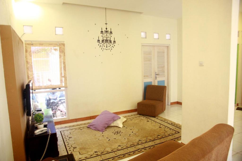 日惹赛普塔度假屋的客厅配有沙发和椅子