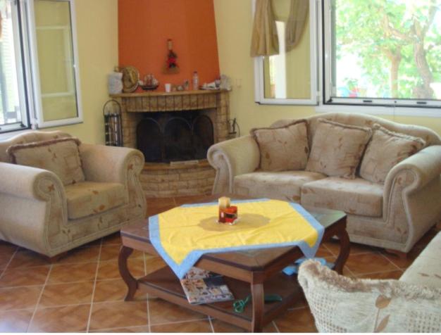 圣乔治斯Villa Zenap的客厅配有两张沙发和一张咖啡桌