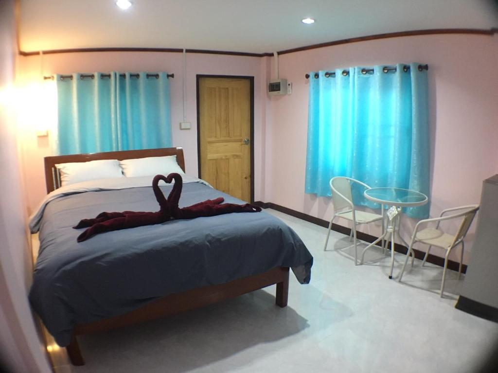Ban Phai Cham Sin微笑旅馆的一间卧室配有带带肋条的床