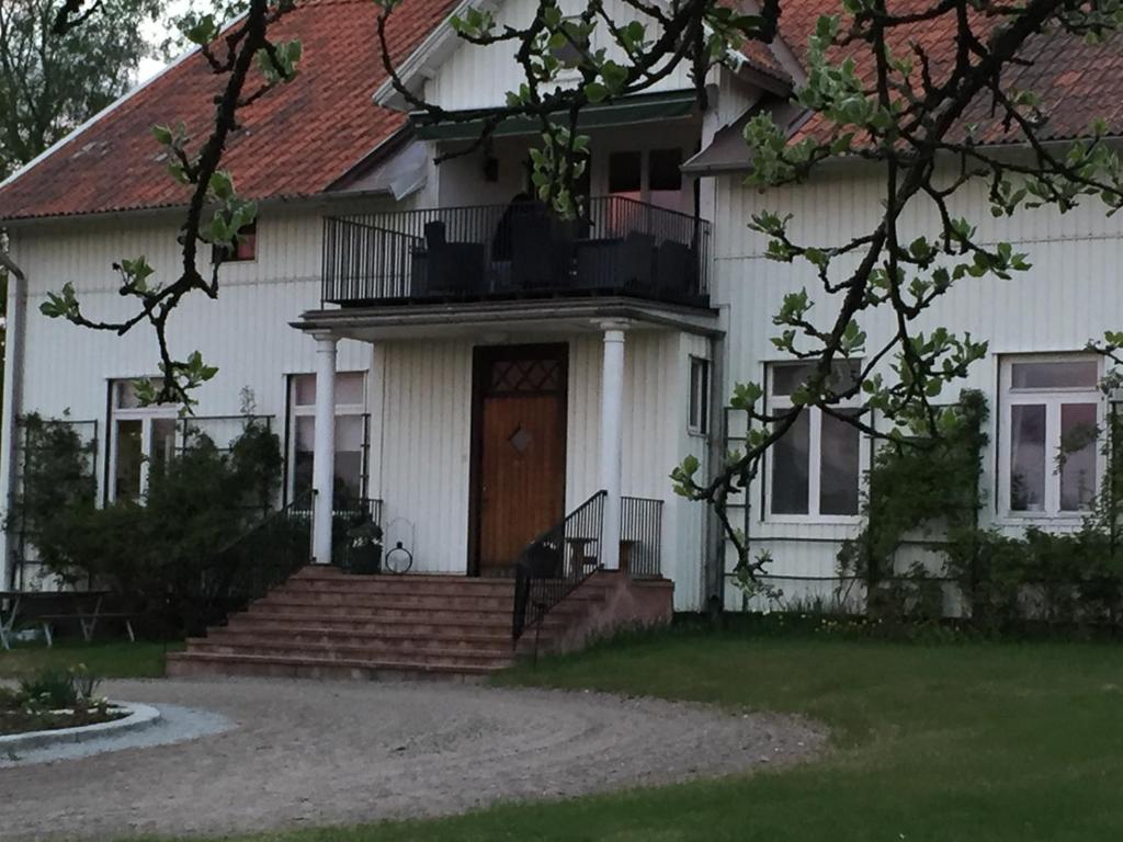 BroEkeby i Bro的白色的房子,设有门廊和门