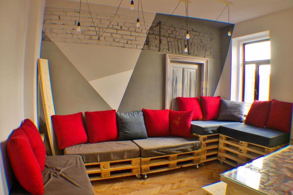 布加勒斯特Cloud 9 Living的带沙发和红色枕头的客厅
