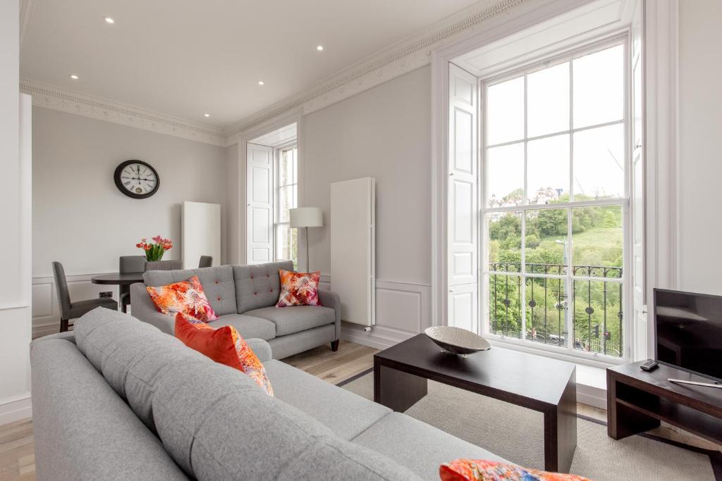 爱丁堡苏格兰迪斯提尼公寓 - 切赫姆亨特套房的带沙发和电视的客厅