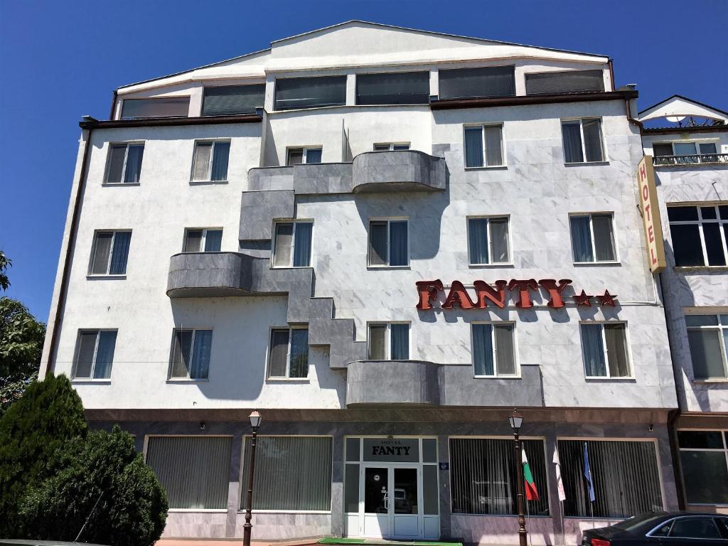 维丁Fanti Hotel的上面有小林标志的白色建筑