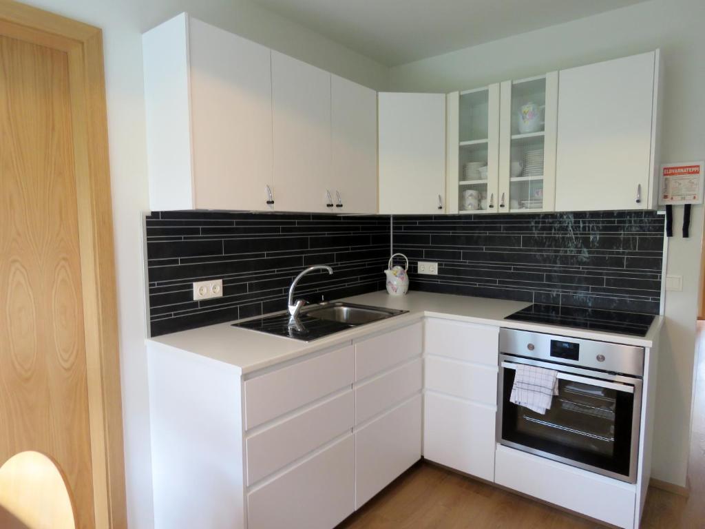 帕特雷克斯菲厄泽Stekkar 23的厨房配有白色橱柜和水槽