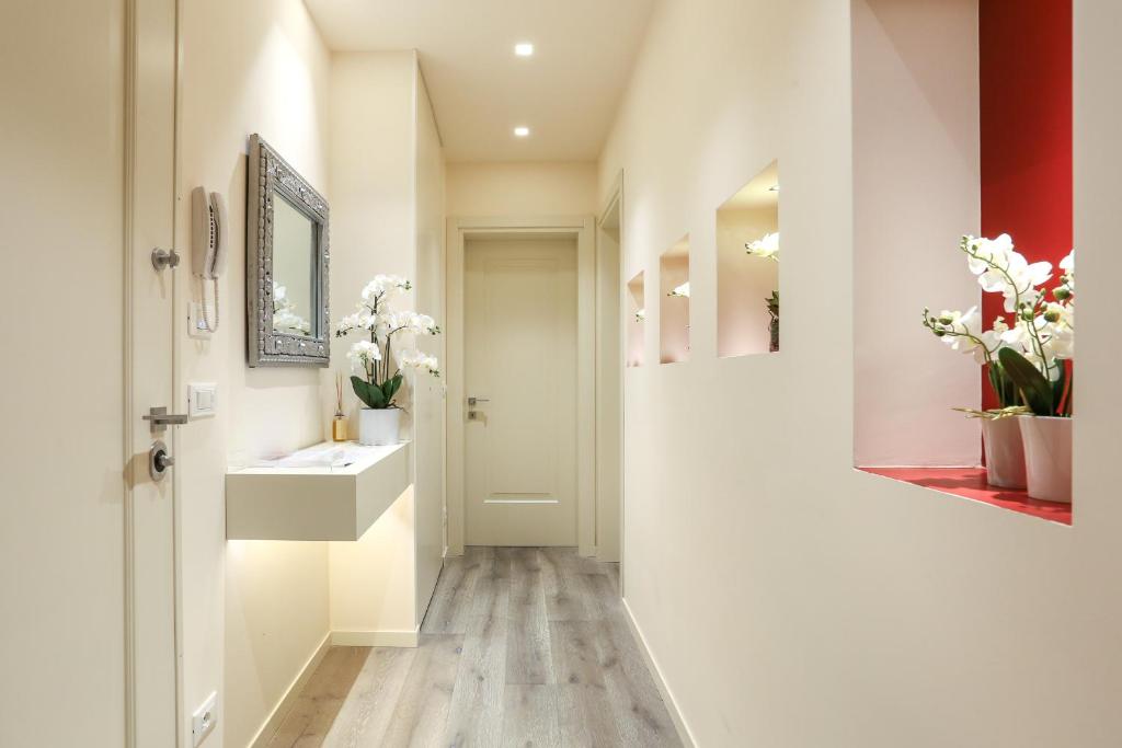 威尼斯里亚托套房1602公寓的走廊上设有带水槽和镜子的浴室