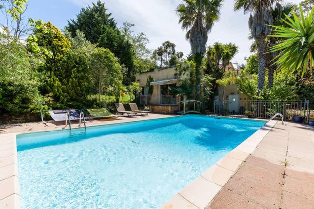 奥莱塔Villa Trou Aux Biches的一座大蓝色游泳池,位于房子前