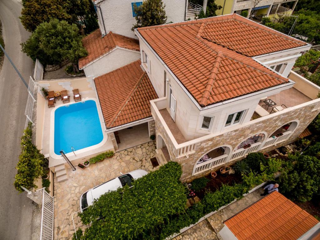 塞维德Villa Fonte的享有带游泳池的别墅的顶部景致