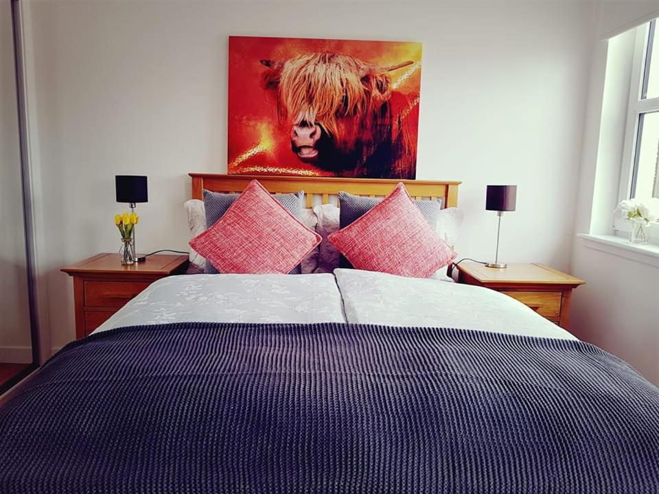 因弗鲁里Yvi's 2Bedroom 2Bathroom Apartment的卧室配有一张带粉红色枕头的大床