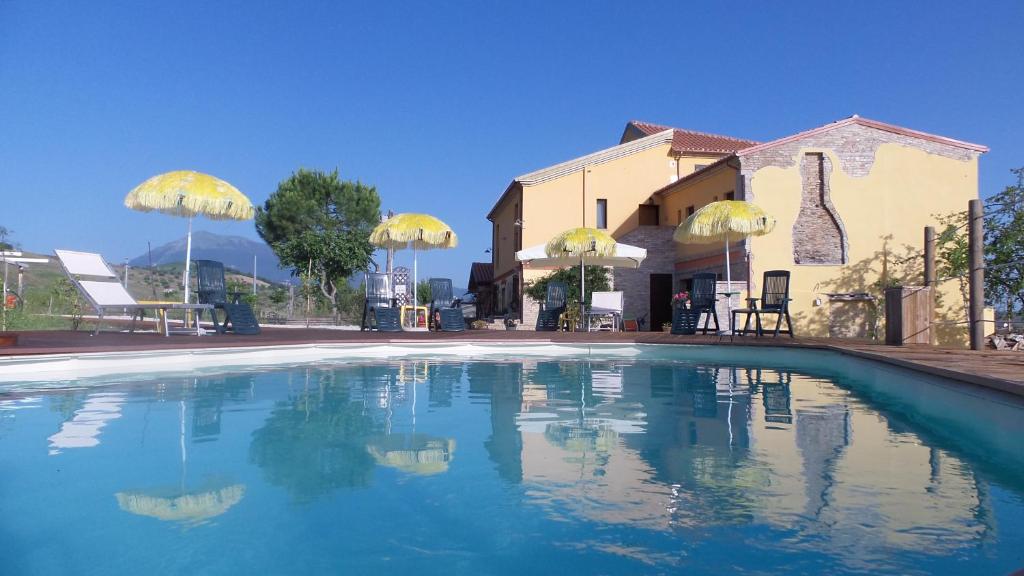 SantʼOmeroIl Casale Dei Ciliegi的房屋前的游泳池