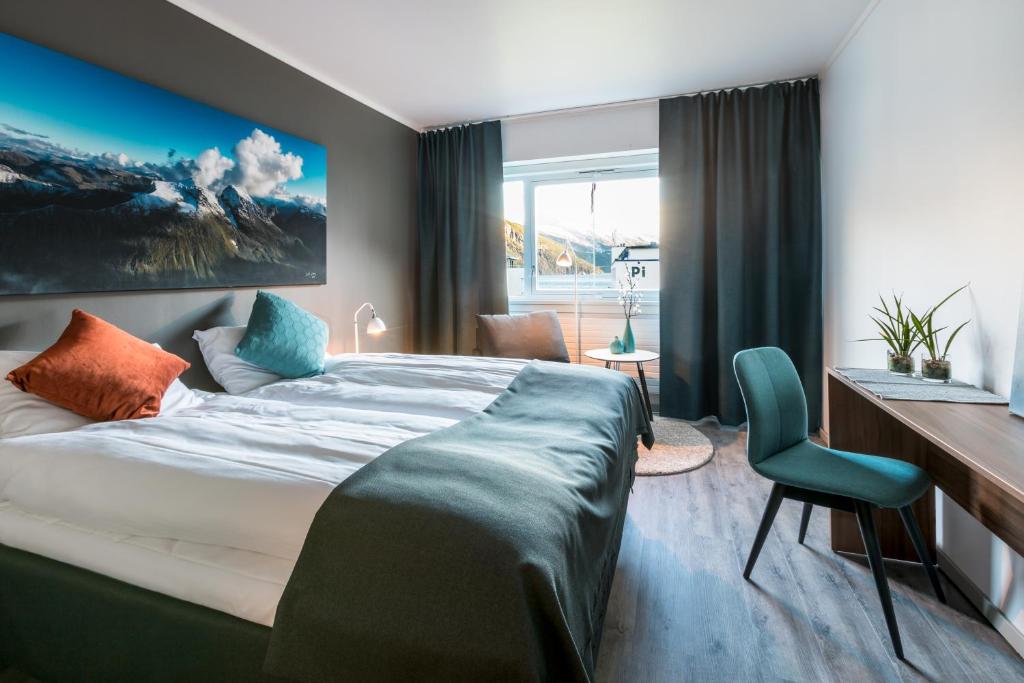 斯特兰达Dreges Hotell - by Classic Norway Hotels的配有一张床和一张书桌的酒店客房