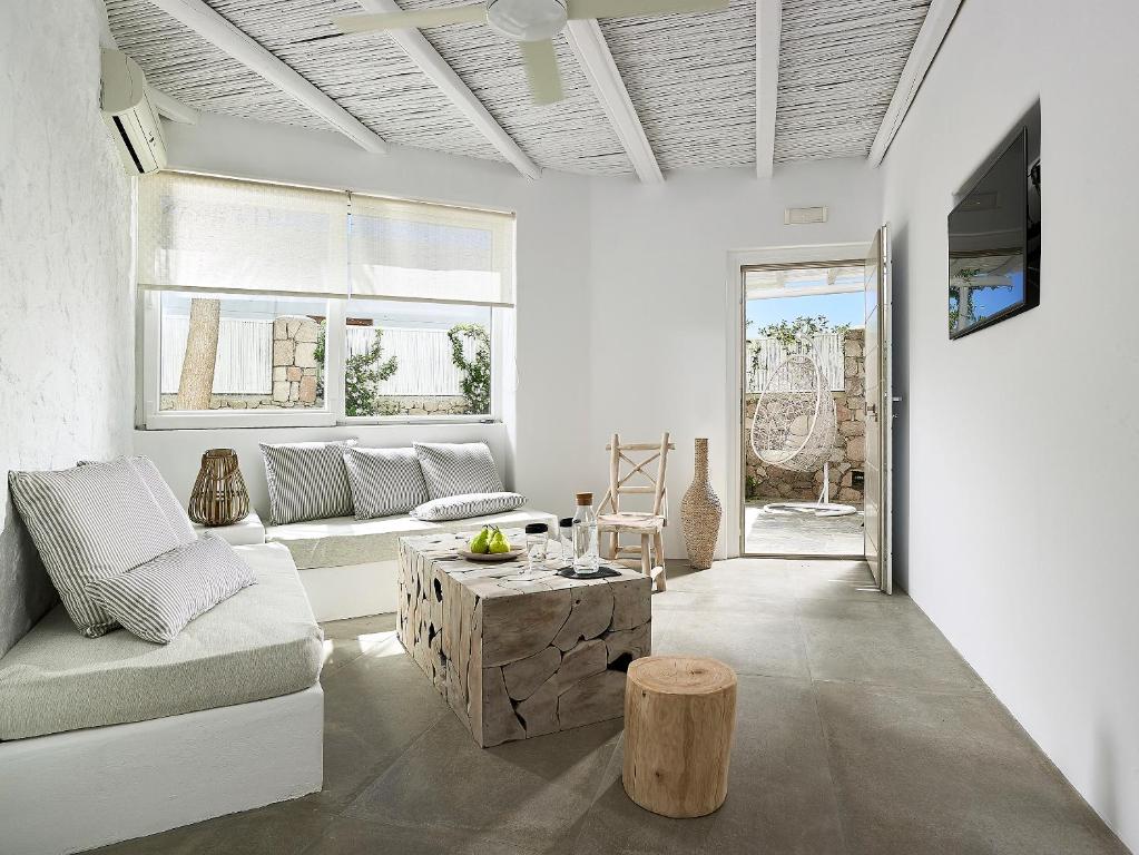 阿波罗尼亚Delmar Apartments & Suites Milos - Delmar Collection的客厅配有沙发和桌子