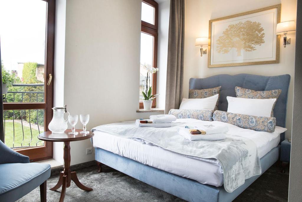 乌斯特卡Villa Mistral的一间卧室配有一张蓝色的床,上面有两盘食物