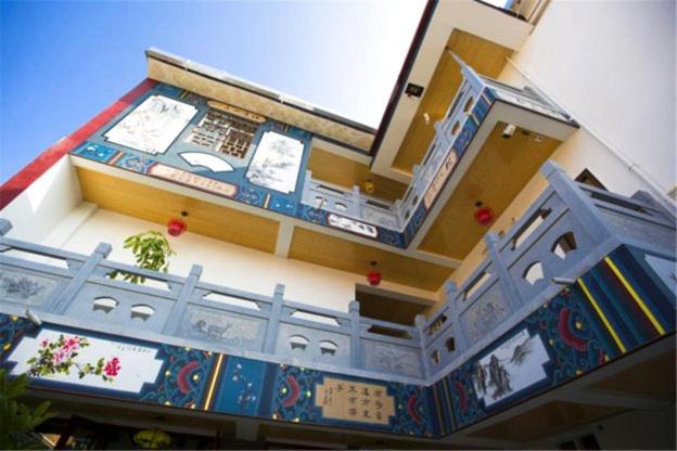 建水县涵书香院艺术客栈的带阳台的建筑模型
