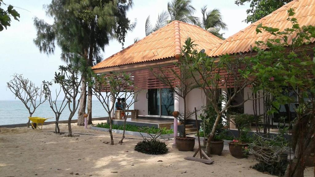 湄南海滩湄南别墅酒店的海滩上一座带橙色屋顶的房子
