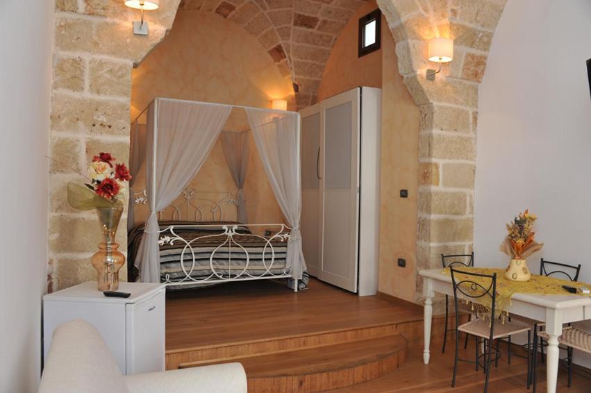 乌真托Palazzo dei Saraceni的一间卧室,卧室里配有一张带天蓬的床