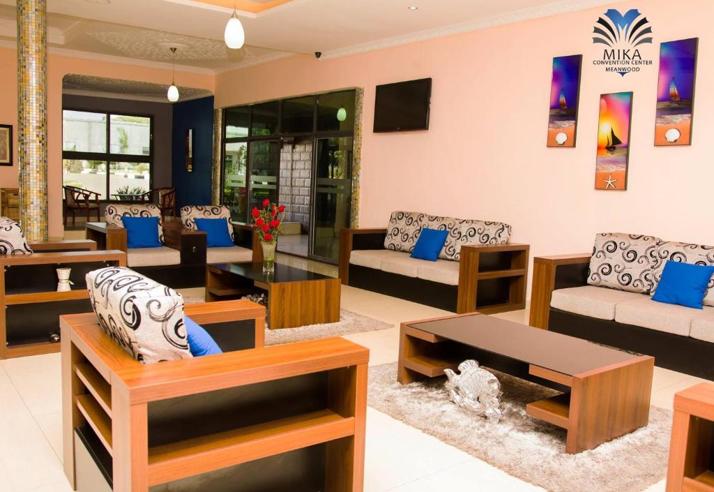 卢萨卡米卡会议中心酒店的带沙发和咖啡桌的客厅