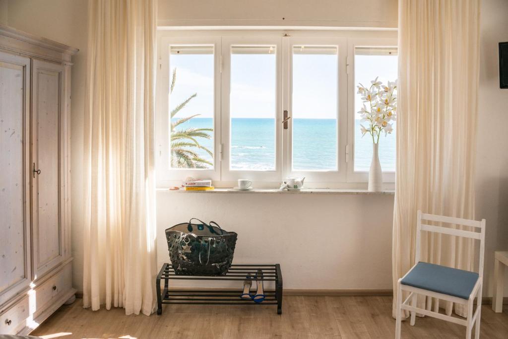 卡斯蒂里昂纳·德拉佩B&B Livia的客房设有海景窗户。