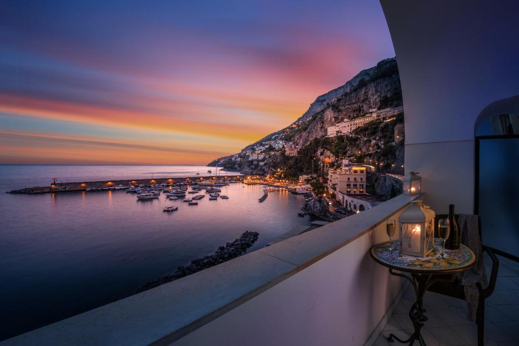 阿马尔菲Vista d'Amalfi的享有海港和水中船只的景色