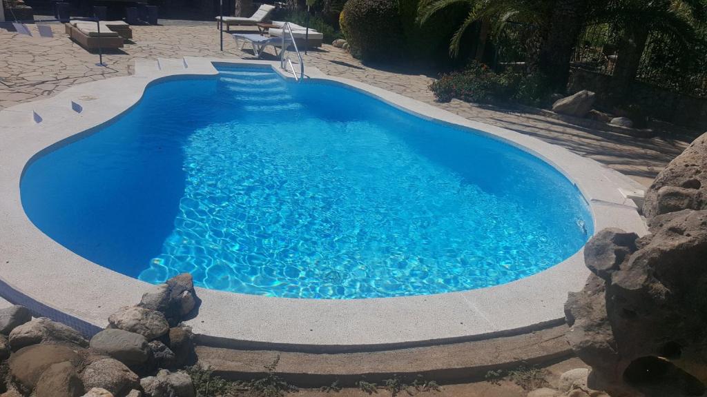 PauPao Blau的庭院里的一个蓝色海水游泳池