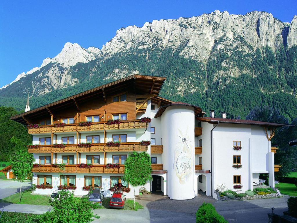 埃布斯dasKAISER - Dein Gartenhotel in Tirol的山地酒店