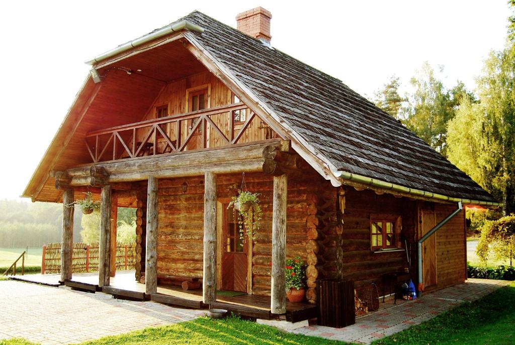 TuraidaLejasbisenieki的小木屋,设有 ⁇ 篷