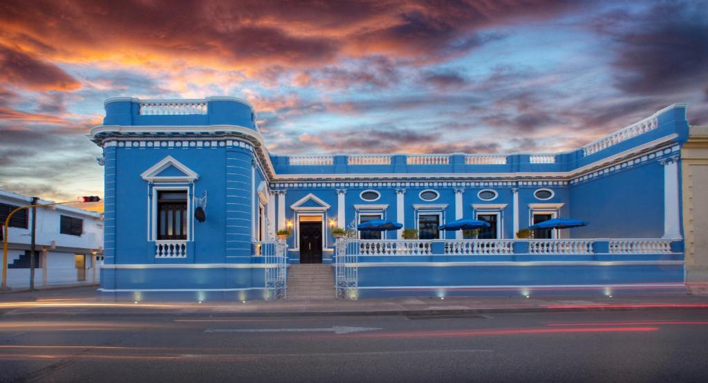 梅里达阿祖尔历史纪念碑酒店的云天的街道上的蓝色建筑