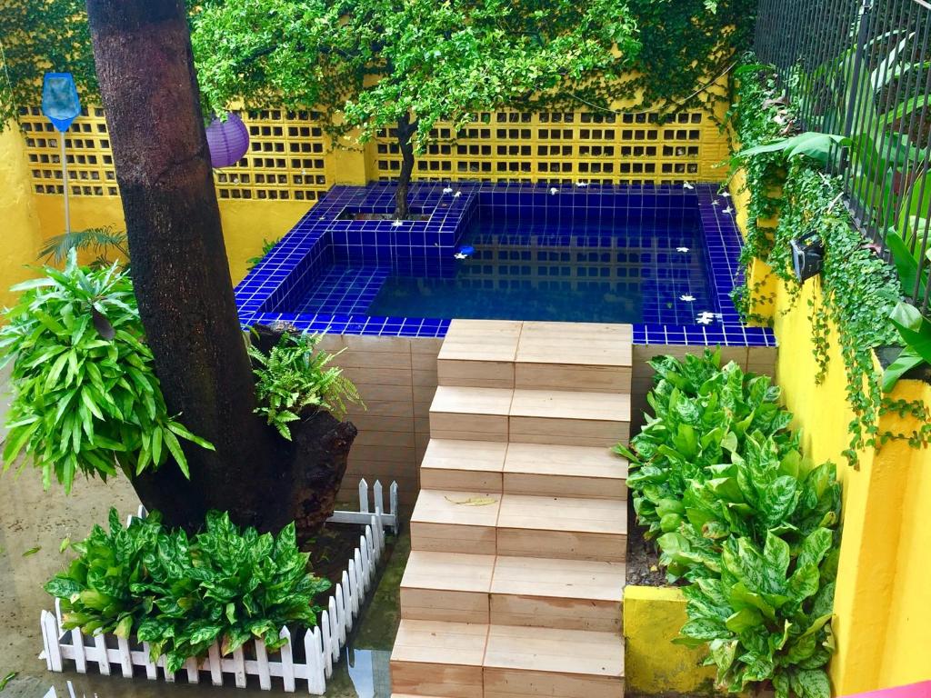累西腓四海旅馆的花园中带木制走道的游泳池