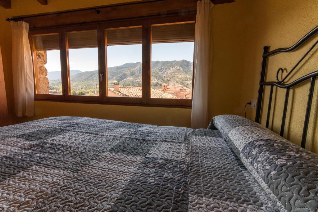 贝塞特Casa Las Eras的一间卧室设有一张床和一个美景窗户。