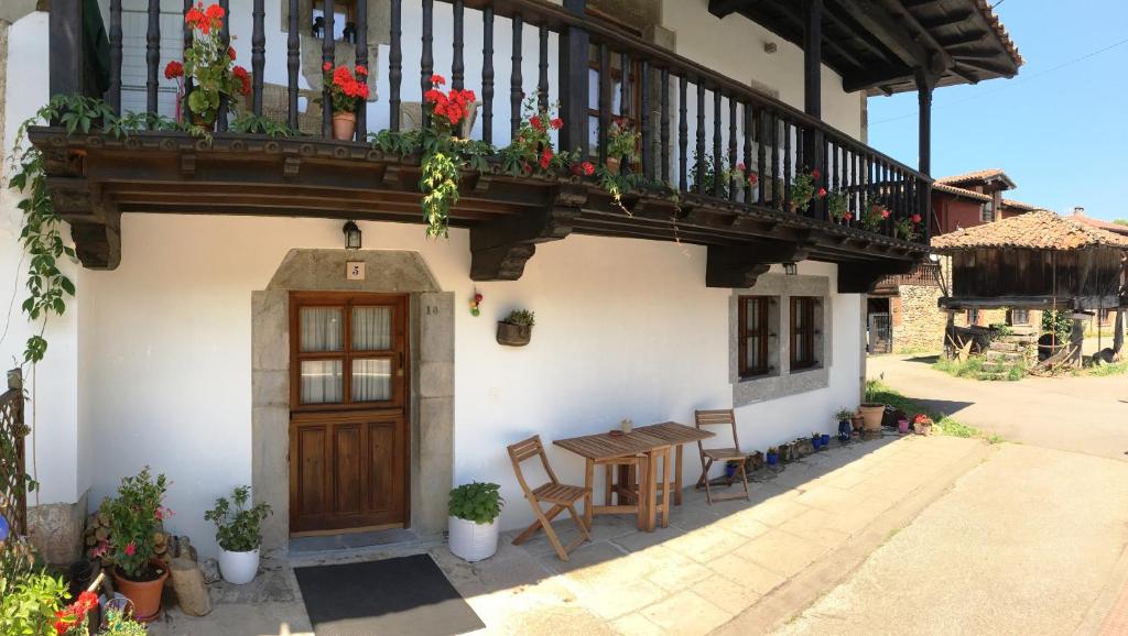 Caño艾派德皮科斯乡村民宿的房屋设有木门、桌子和阳台