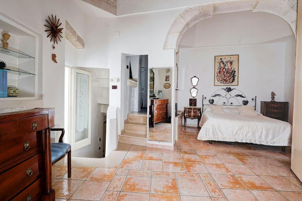奥斯图尼La Chicca di C.Cavour的一间卧室设有一张床,楼梯位于卧室内