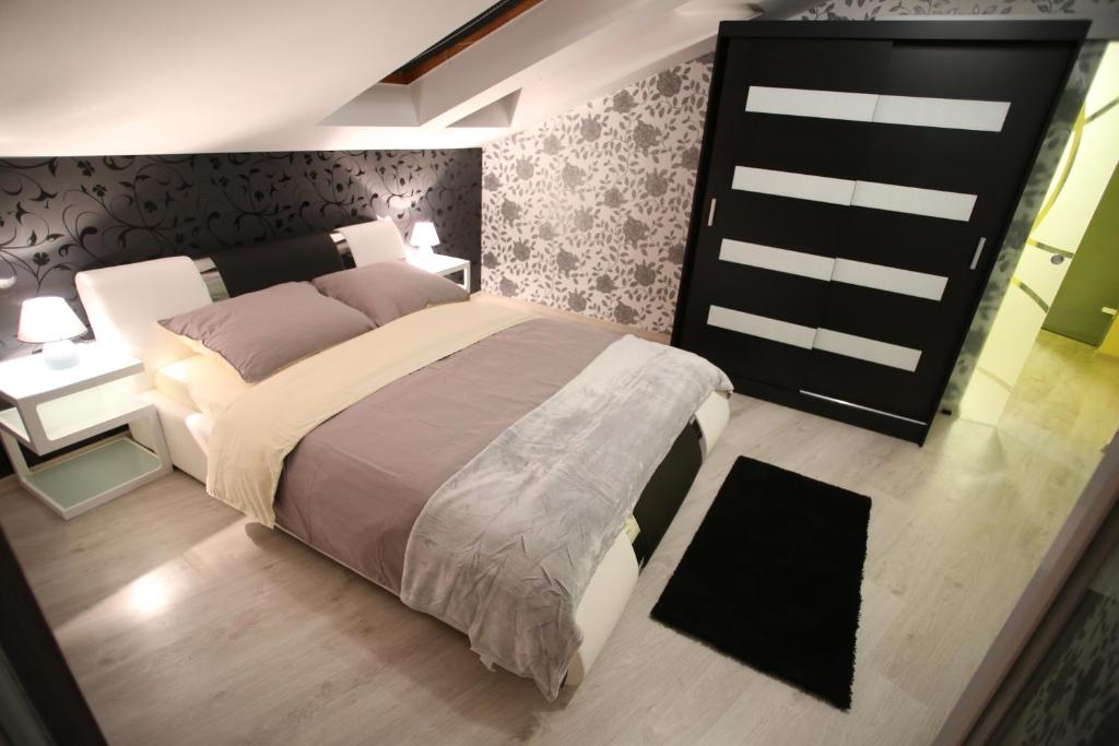 考波什堡Centrum Lux Apartman的一间卧室,卧室内配有一张大床