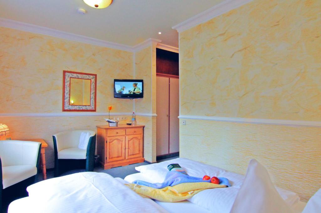 巴特维尔德巴德魏因加特纳酒店的一间卧室配有一张床,上面放着一个孩子