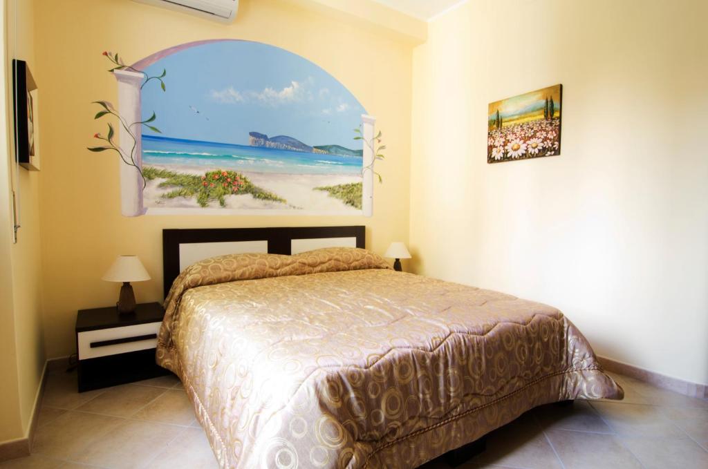 萨萨里拉波尔塔阿坎图B&B酒店的卧室配有一张床,墙上挂有绘画作品